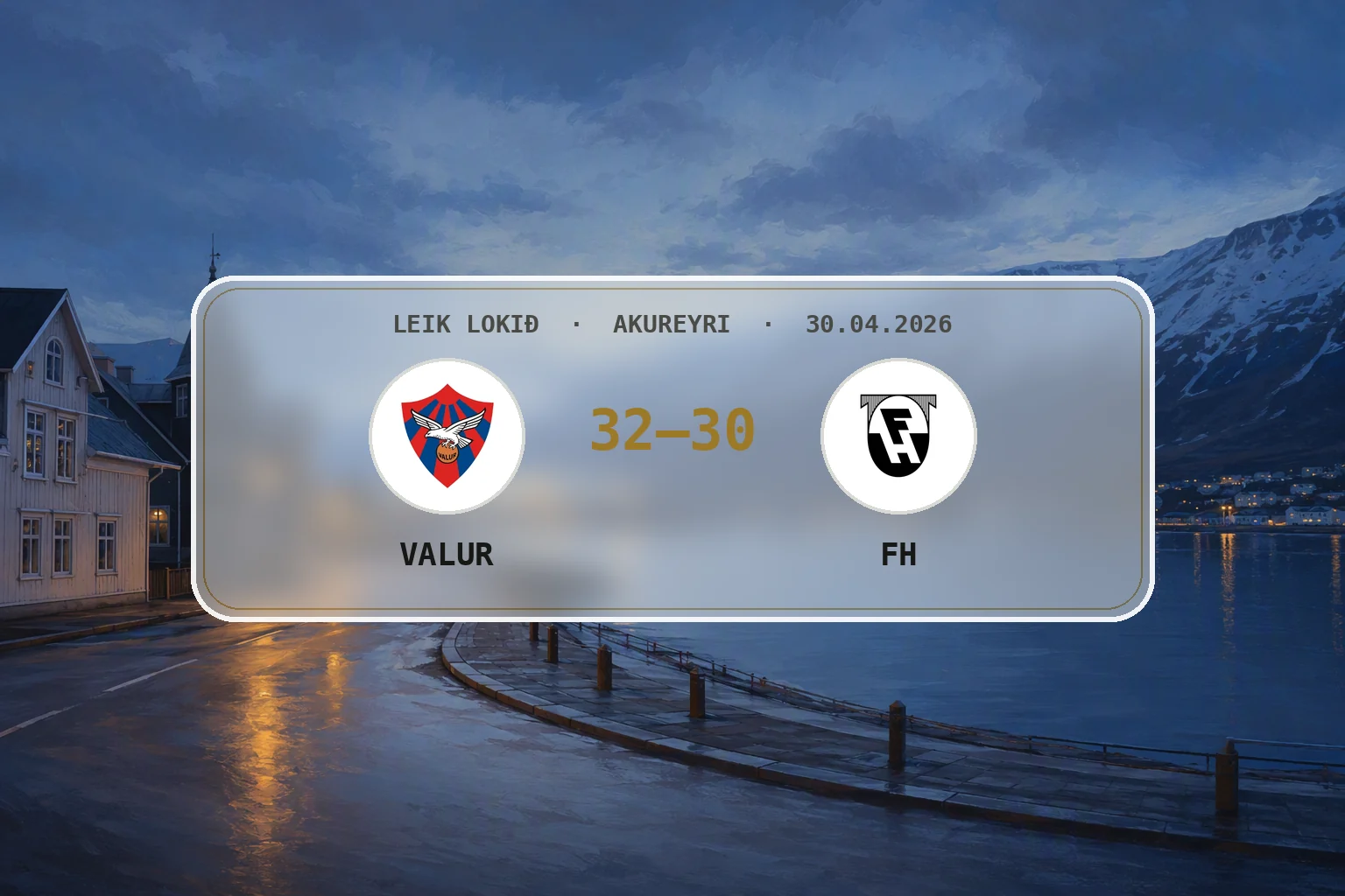 Róleg blágrá kvöldmynd af Akureyri og fjöllunum við bæinn eftir leik.