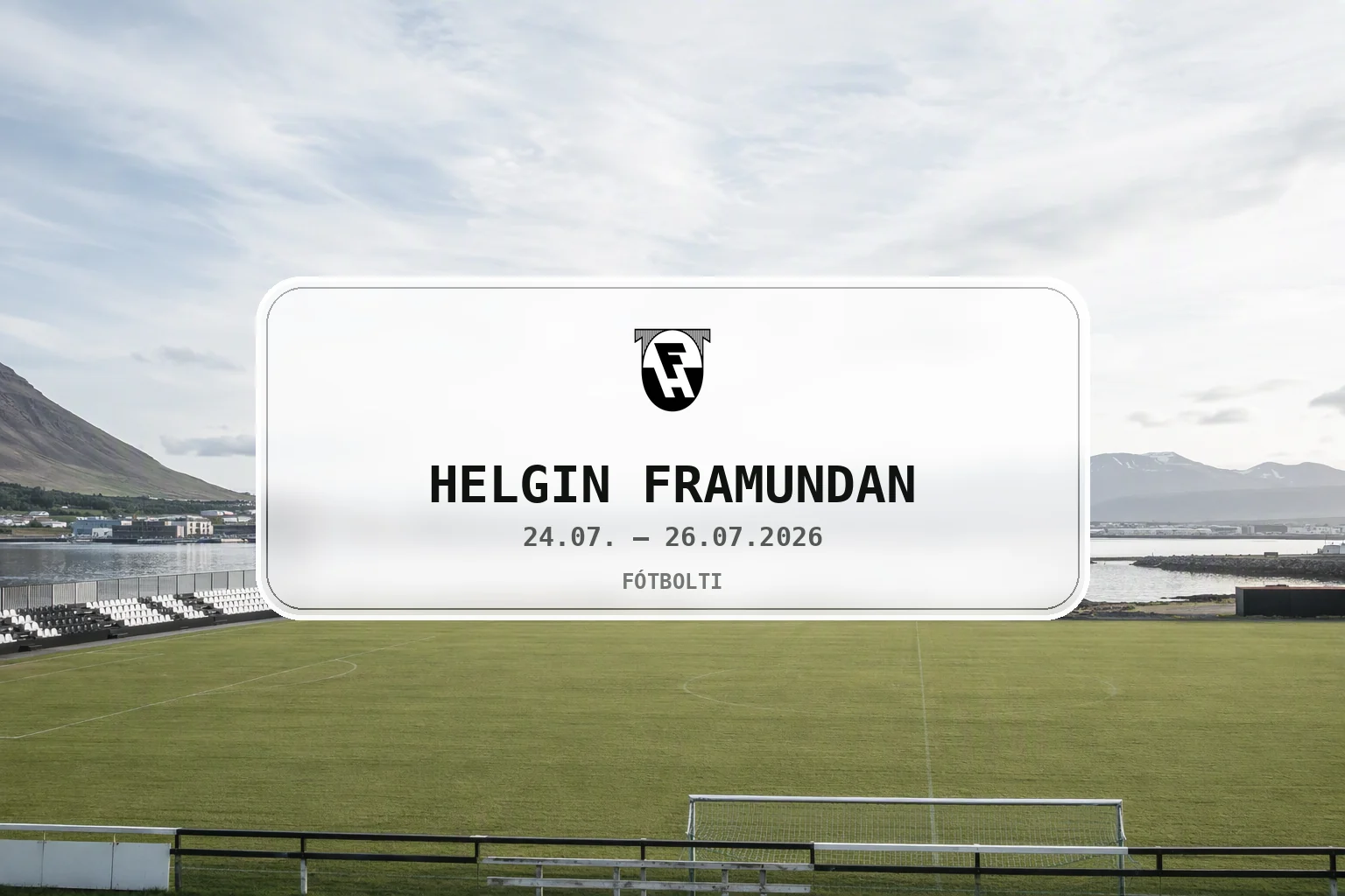 Róleg sumarsýn yfir knattspyrnuvöll með Hafnarfjörð í baksýn.
