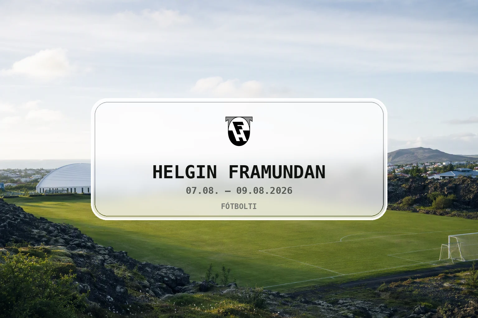 Rólegur grænn íþróttavöllur í Hafnarfirði í björtu íslensku sumarljósi.