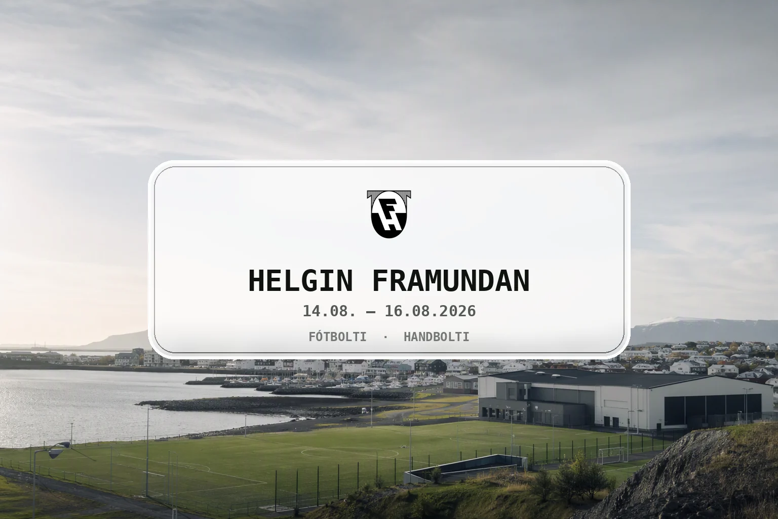 Björt síðsumarmynd yfir Hafnarfjörð með íþróttavelli og höfn í rólegu dagsljósi.