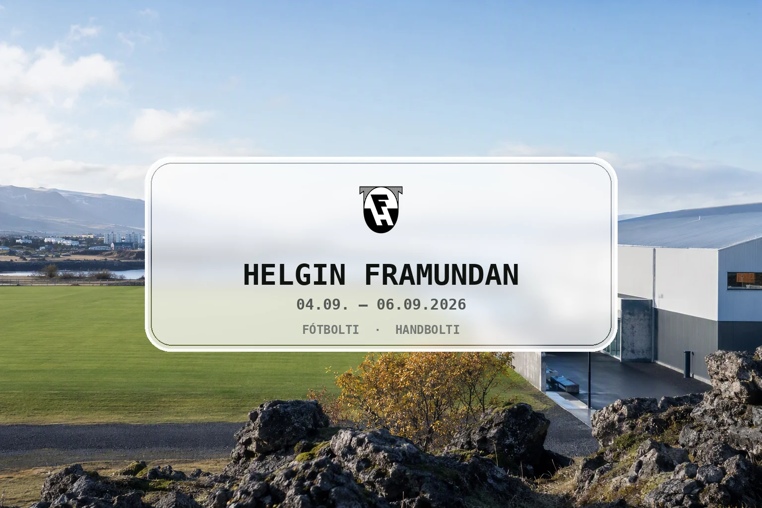 Björt og róleg haustmynd af íþróttasvæði í Hafnarfirði