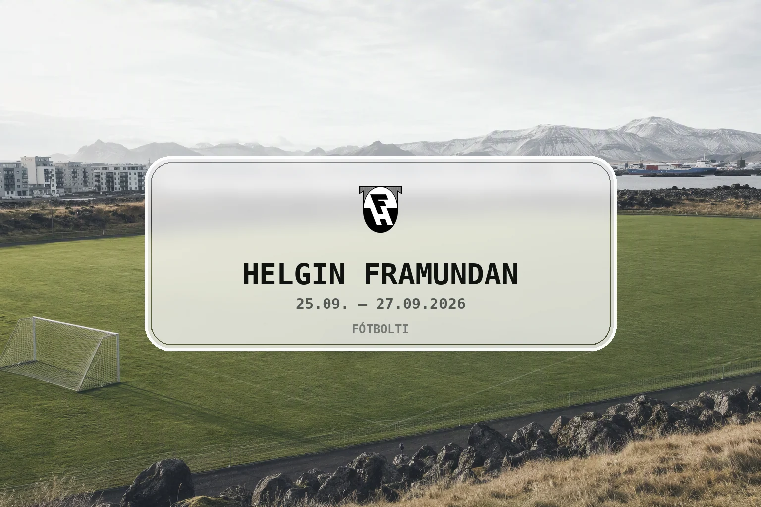 Róleg haustmynd af íþróttavelli í Hafnarfirði.