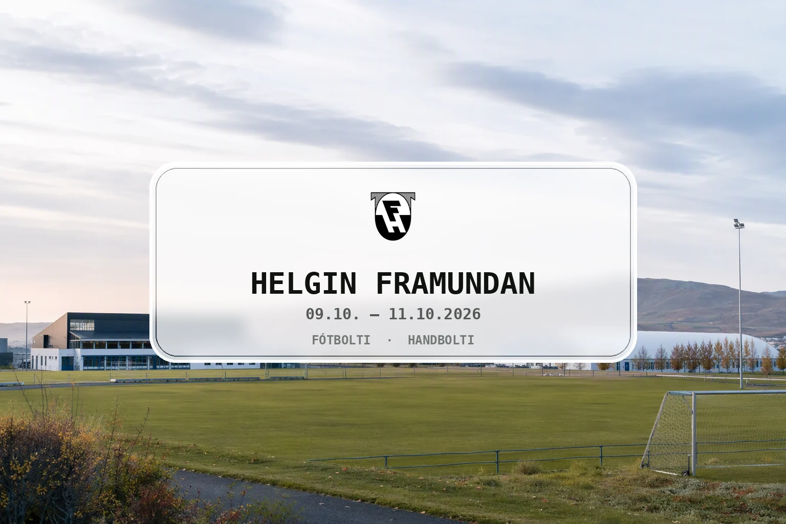 Björt og róleg hausthelgi við íþróttamannvirki í Hafnarfirði.