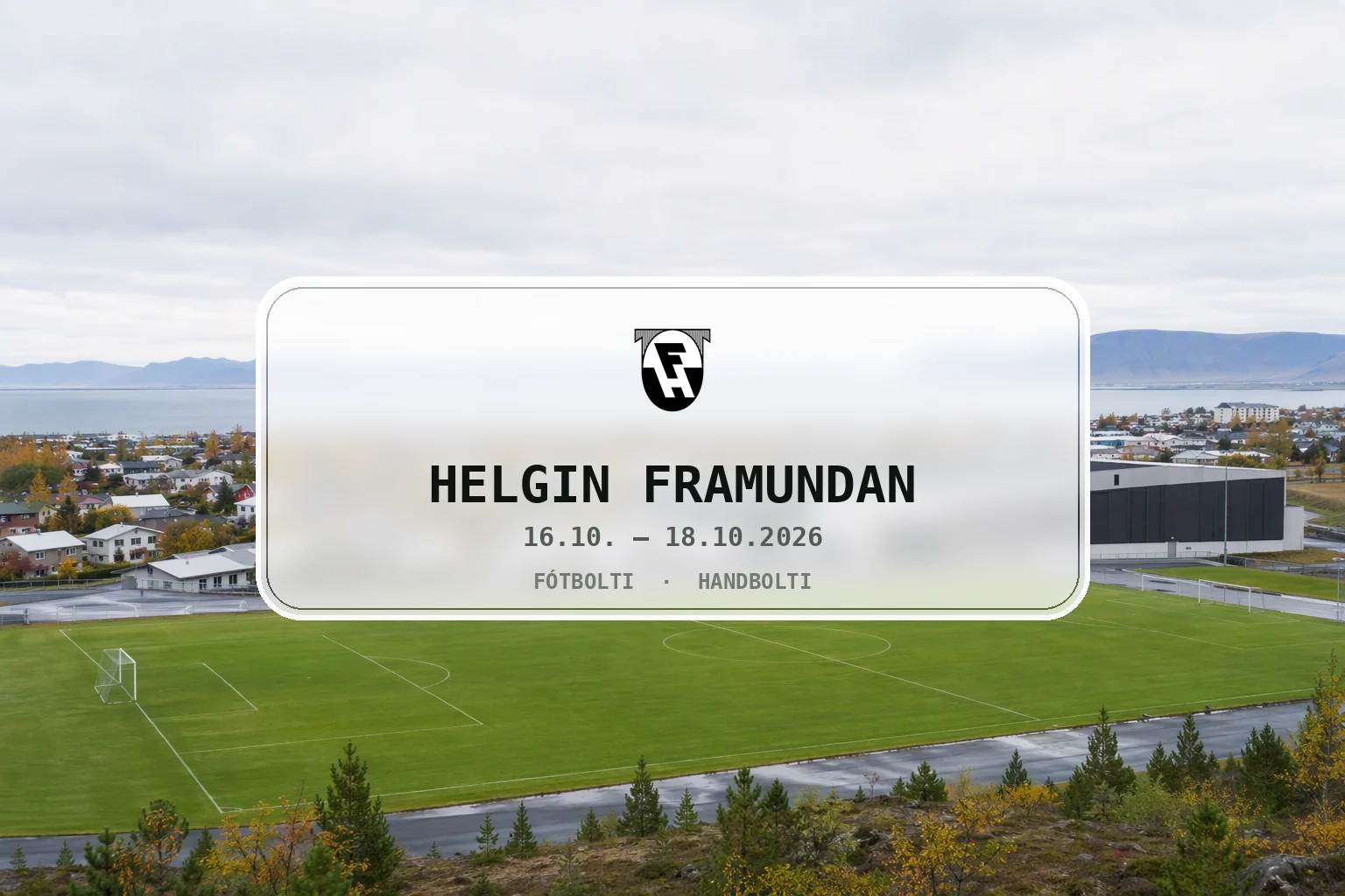 Björt hauststemning við íþróttasvæði í Hafnarfirði.